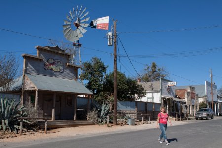 Syl wandelt door een straatje van Bandera, Texas